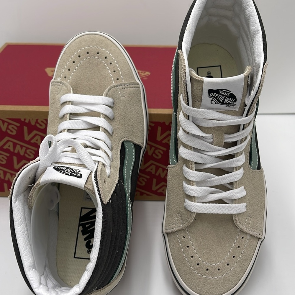 Vans WMNS Sk&-Hi Canvas Suede Pop Black Mu
VN000CMXBML
Sneakers - Picture 12 of 16